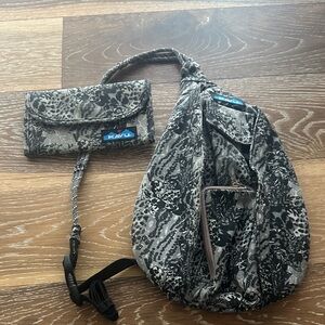 KAVU canvas floral crossbody bag & wallet. Gray & black. Excellent condition.